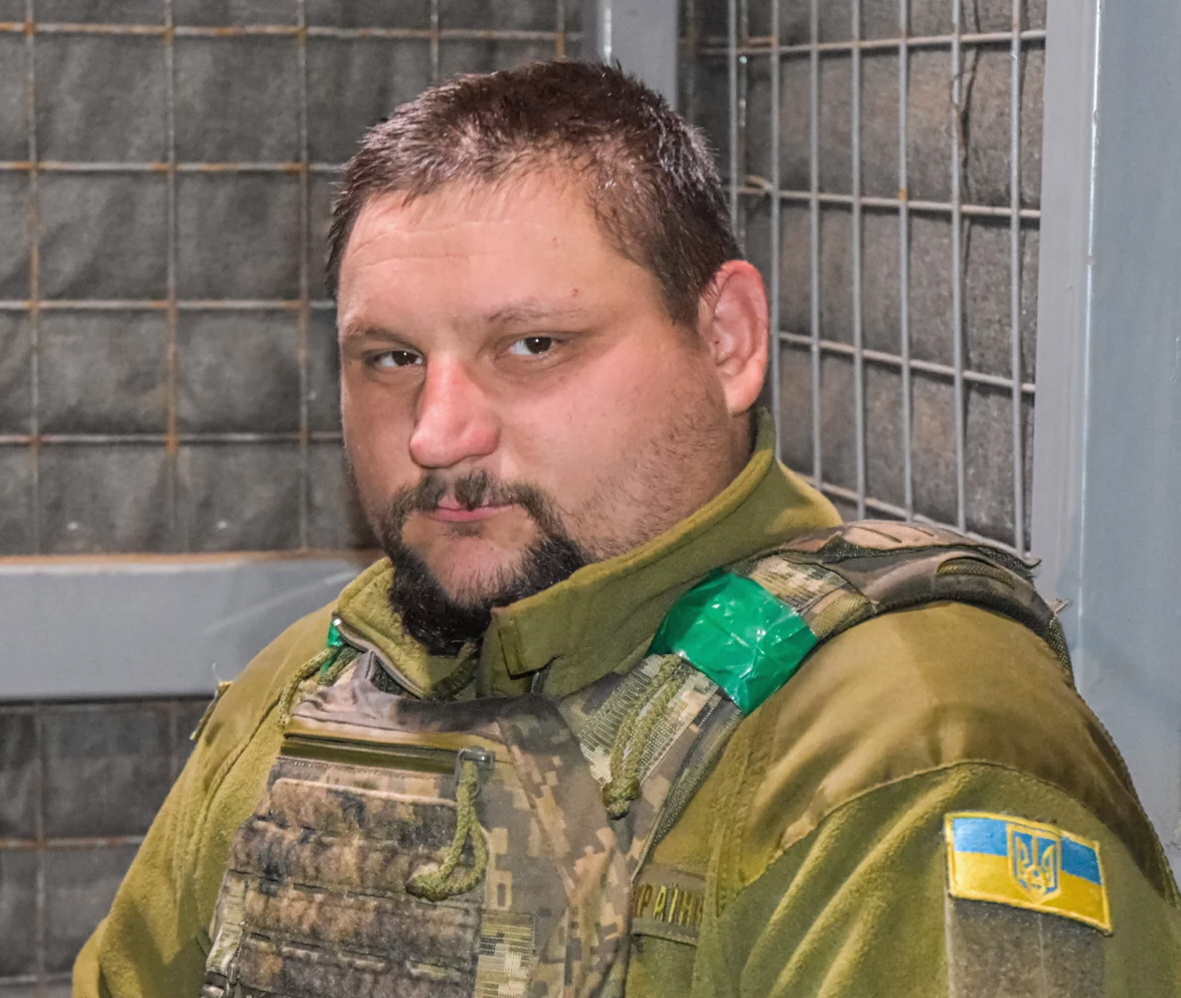 Зенітник Тарас підтверджує, що ворожі «шахеди», ховаючись від наших кулеметів, стали літати значно вище. Фото автора